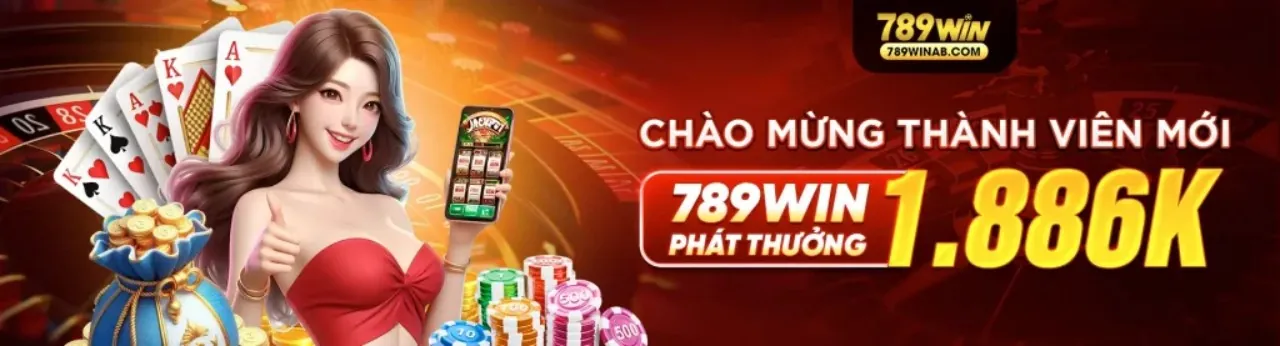 Hình ảnh bàn Baccarat sang trọng với thẻ bài và chip, đại diện cho chiến lược cm8868